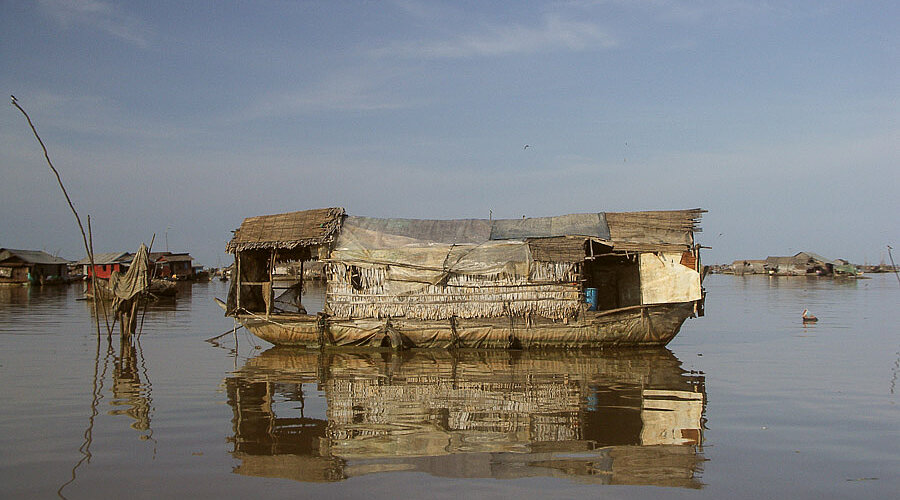 Einfaches Hausboot im Dorf der Khmer auf dem Tonle Sap.
