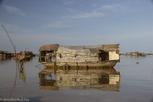 Einfaches Hausboot im Dorf der Khmer auf dem Tonle Sap.