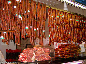 Fleischstand in der zentralen Markthalle