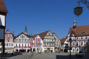 Schöne Fachwerkstädte wie Bad Urach gibt es auf der Schwäbischen Alb.