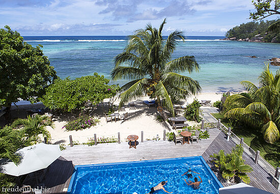 Aussicht vom Balkon über den Pool und Strand beim Crown Beach Hotel auf Mahé