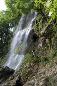 Anne unter dem Uracher Wasserfall