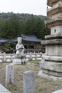 Kniende Bodhisattva-Statue vor der Sarira-Pagode