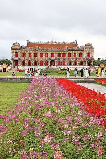 Blumenrabatte vor dem Kiến Trung Palast Blumenrabatte vor dem Kiến Trung Palast in der Verbotenen Stadt Hués