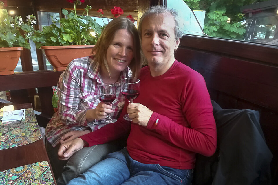 Anne und Lars genießen den Wein in Sinaia, Rumänien