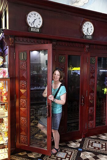 Annette besucht eine historische Telefonzelle im Hauptpostamt Saigons