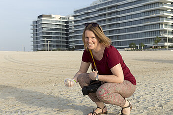 Anne nimmt schon mal etwas Sand mit, bevor Atlantis untergeht.