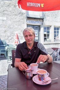 Lars beim Milchkaffee in Ussel