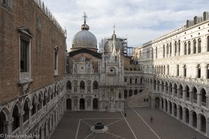 Innenhof des Palazzo Ducale mit Brunnen über den Zisternen.