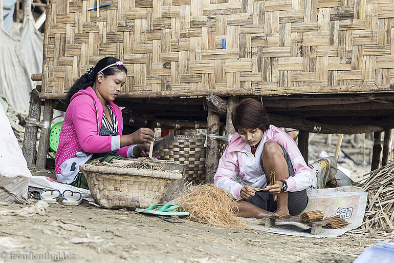 Frauen stellen Räucherstäbchen am Irrawaddy her
