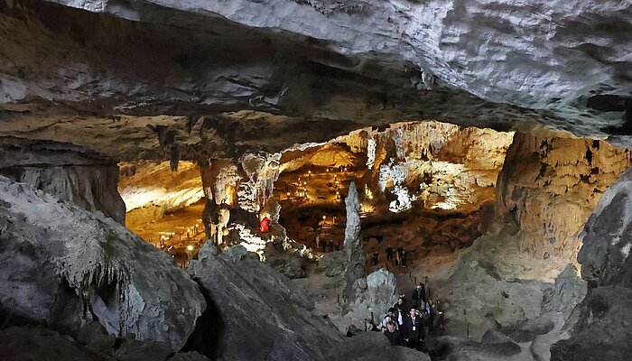 Tropfsteine in der Überraschungshöhle auf Bồ Hòn in der Halong-Bucht