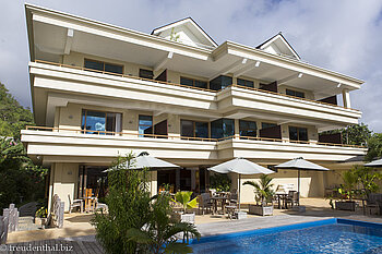 Poolseite des Crown Beach Hotel auf Mahé