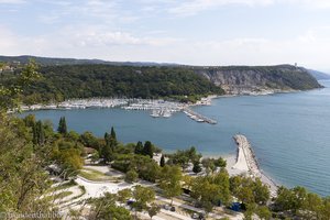 Die Aussicht von den Klippen zum Hafen von Sistiana