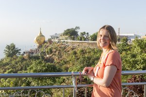 Anne beim Goldenen Felsen von Kyaiktiyo