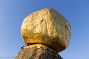 unterm Goldenen Felsen von Kyaiktiyo