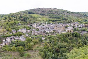 Blick auf Conques vom gegenüber liegenden Aussichtsfelsen Le Bancarel