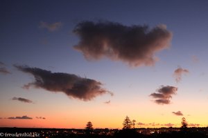 Nachthimmel über dem Flughafen von Ponta Delgada auf den Azoren