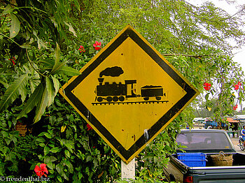 Eisenbahnschild beim Bahnhof von Hua Hin