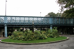 Straße über dem Friedhof