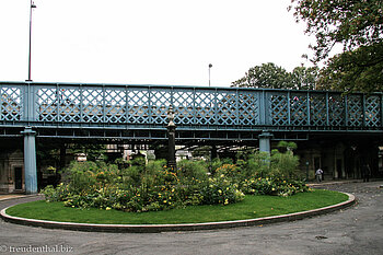 Straße über dem Friedhof