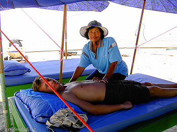 Thai-Massage bei Cha-am Beach in Thailand
