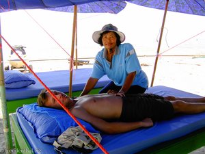 Thai-Massage bei Cha-am Beach in Thailand