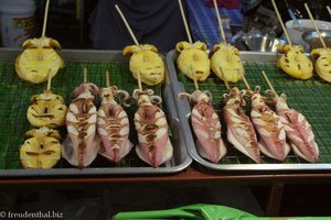 Tintenfisch und Ananas bei einer Garküche auf dem Nachtmarkt.