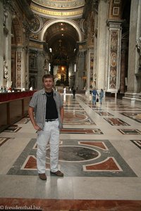 Lars im Petersdom in der Vatikanstadt