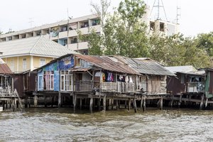alte Holzhäuser auf Stelzen entlang des Chao Phraya