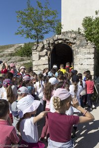Schülerandrang beim Eingang zum Höhlenkloster von Butuceni in Moldawien