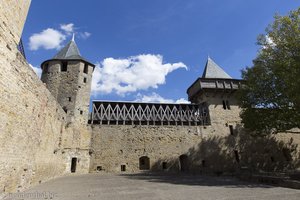 im Innenhof des Château Comtal