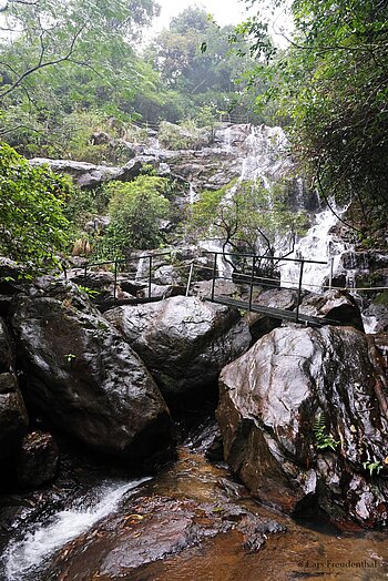 Brücke und Hauptkaskade des Thác Gió im Phong Nha-Nationalpark