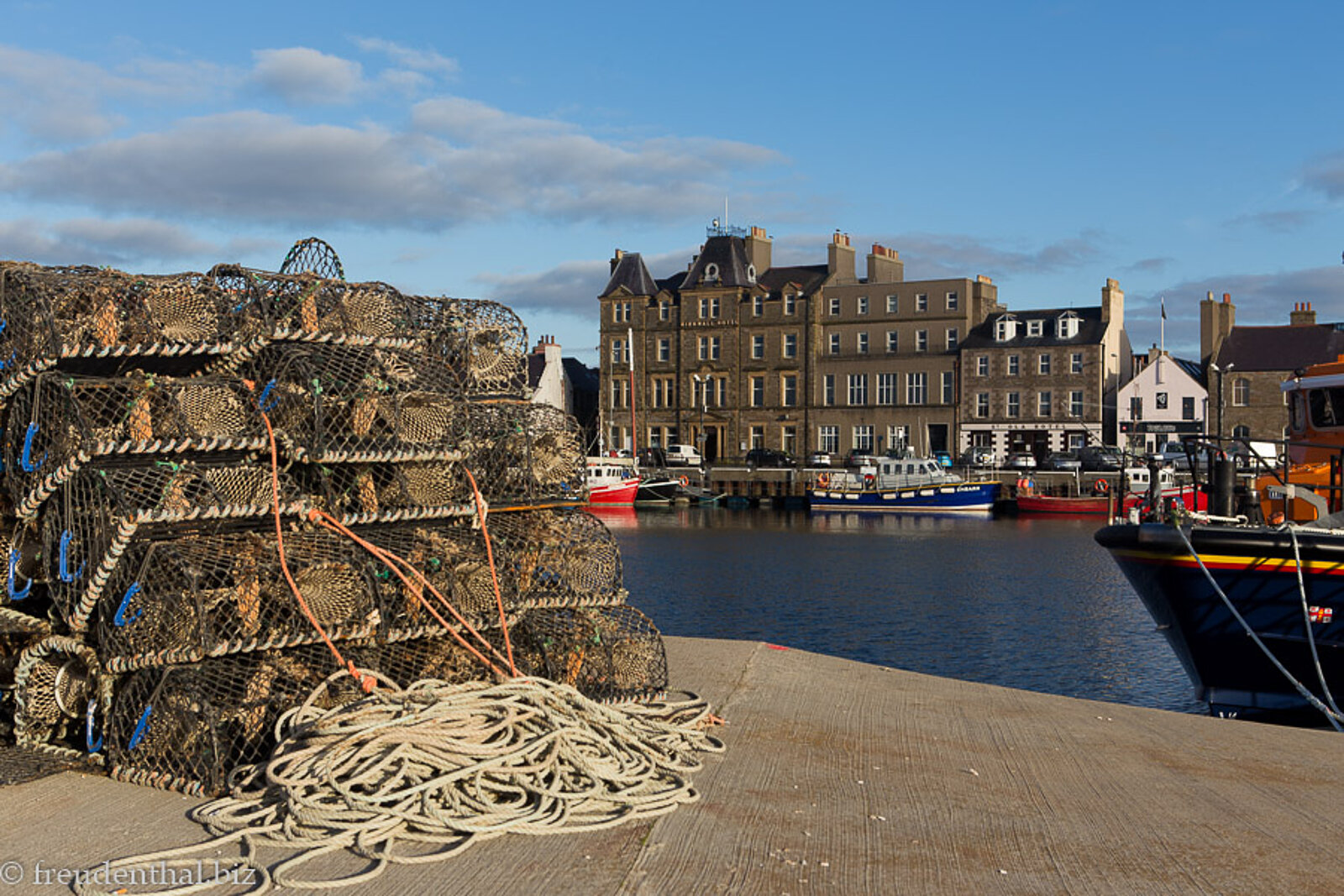 Blick über den Hafen zum Kirkwall-Hotel auf Orkney in Schottland