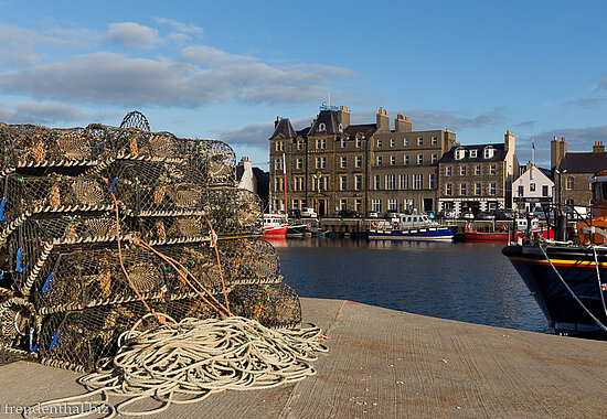 Blick über den Hafen zum Kirkwall Hotel auf Orkney