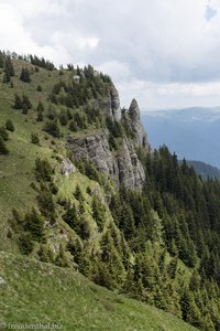 Steil ragen die Felswände im Bucegi Gebirge in die Höhe