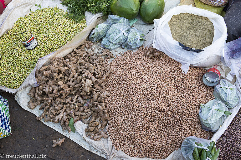 Bohnen und Ingwer beim Fünf-Tage-Markt am Inle-See