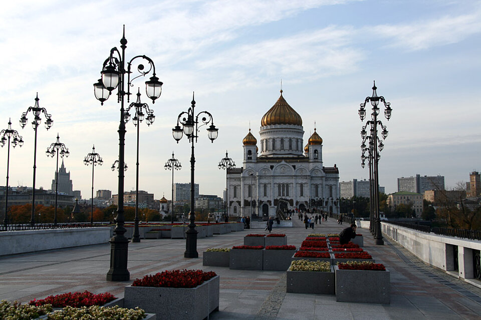 Blick über die Moskwa-Brücke zur Christ-Erlöser-Kathedrale in Moskau