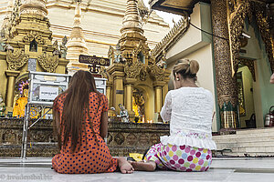 Gläubige in der Shwedagon-Pagode