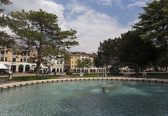 Springbrunnenbecken im Zentrum von Belluno in Italien