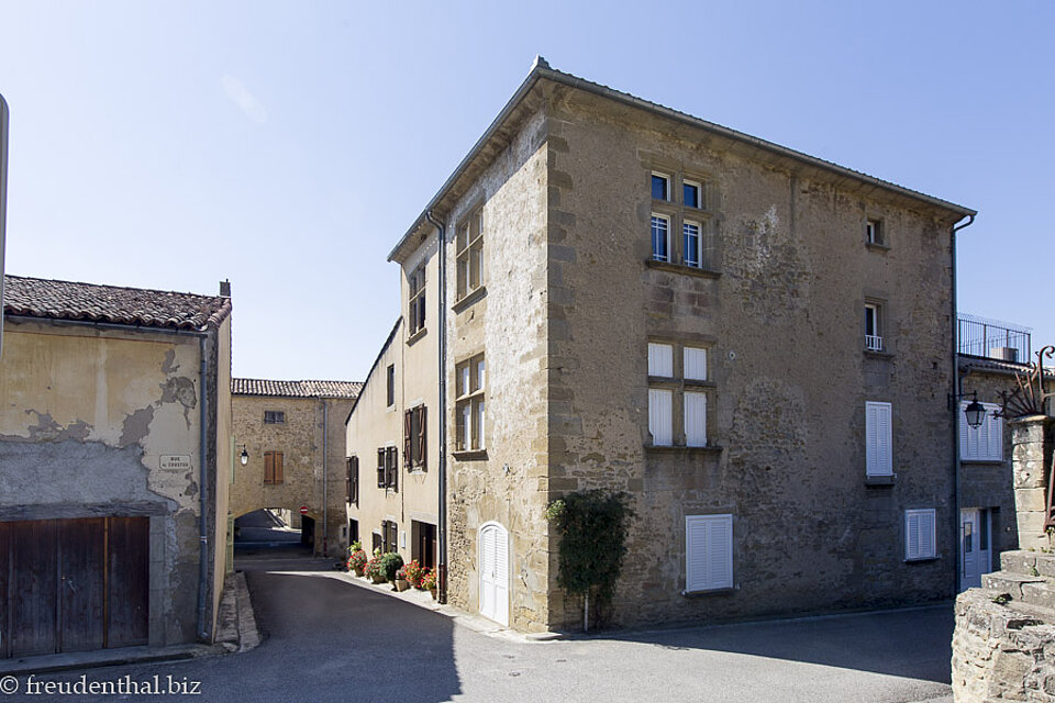 Häuser und Gassen in Lagarde in den Midi-Pyrénées