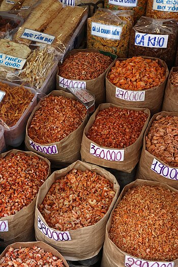 Jutesäcke mit getrockneten Meeresfrüchten auf dem Zentralmarkt in Saigon