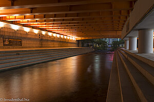 Straßenbrücke über den Cheonggyecheon in Downtown Seoul