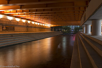 Straßenbrücke über den Cheonggyecheon in Downtown Seoul