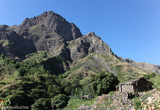 Wanderweg und Hütte beim Pico da Antonia auf Santiago, Kapverden