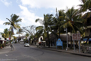 Straßenseite vom Sunset Boulevard Grand Baie