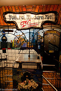 Hundertwassertoilette in der Passage