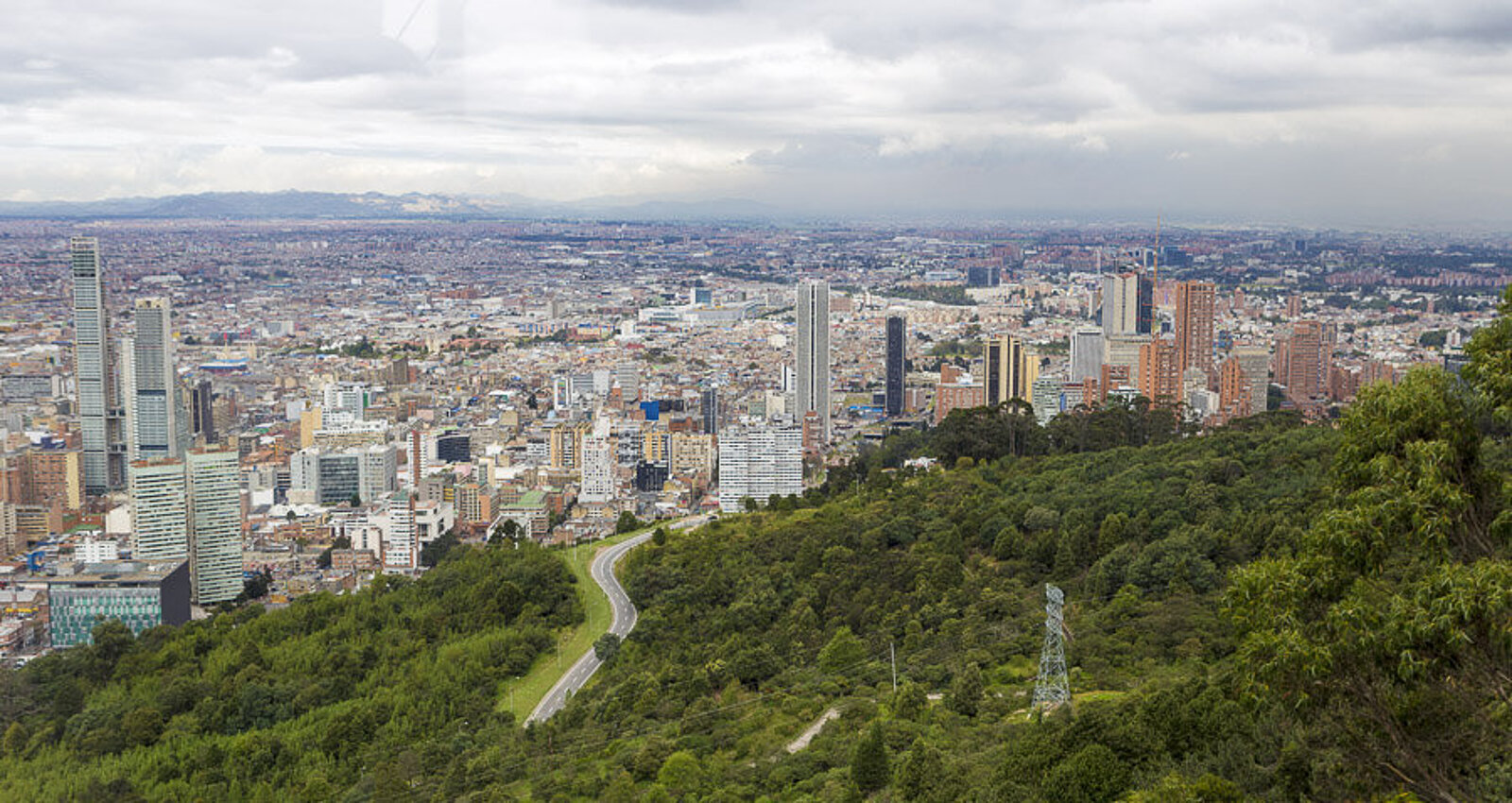 Aussicht vom Monserrate auf die Hochhäuser von Bogotá in Kolumbien