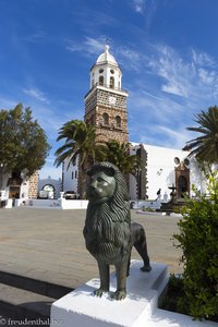 Ein Löwe auf der Plaza de la Constitución