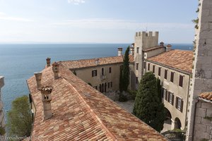 Aussichtsturm mit Blick über die Dächer von Schloss Duino