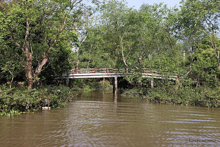 Brücke über einen Seitenkanal im Mekong-Delta